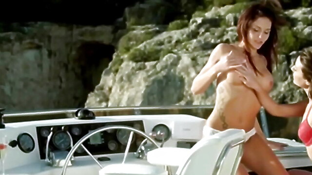 Glamour redhead, lesbians in love kissing, cougar strapon, strapòn, glamour lesbian kissing