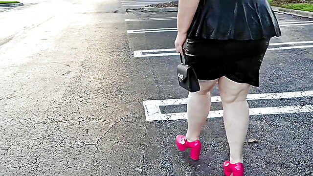 Found in public, bbw granny legs, outdoor pissing close up, bbw piss legging, he fingers her in public